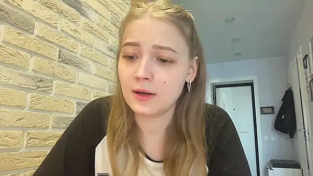 CharmingSarah online show from April 17, 2026, 1:47 pm