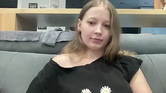 CharmingSarah online show from June 18, 2026, 4:22 pm