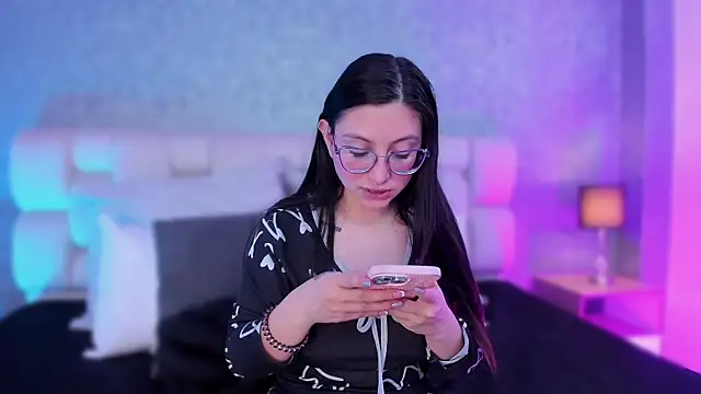 Snapshot of lucy_neil chatting on February 4, 2025, 7:11 pm lucy neil online show from February 4, 2025, 7:11 pm