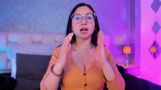 Snapshot of lucy_neil chatting on February 7, 2025, 11:34 pm lucy neil online show from February 7, 2025, 11:34 pm