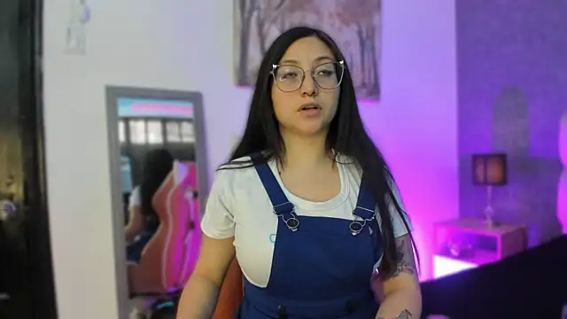 Snapshot of lucy_neil chatting on February 11, 2025, 7:05 pm lucy neil online show from February 11, 2025, 7:05 pm