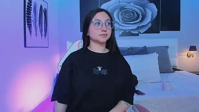 Snapshot of lucy_neil chatting on March 7, 2025, 7:05 pm lucy neil online show from March 7, 2025, 7:05 pm