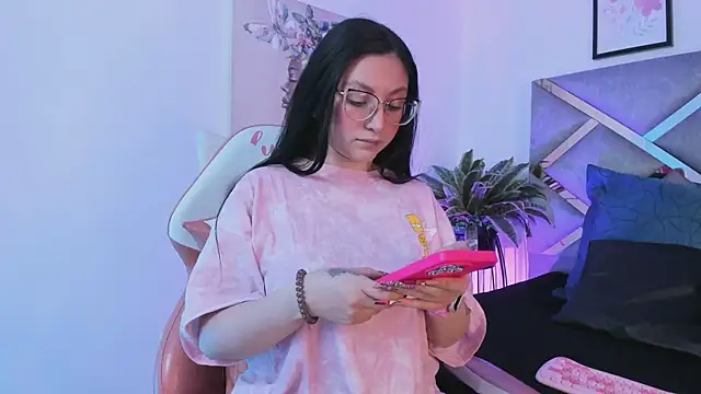 Snapshot of lucy_neil chatting on November 4, 2025, 2:32 am lucy neil online show from November 4, 2025, 2:32 am