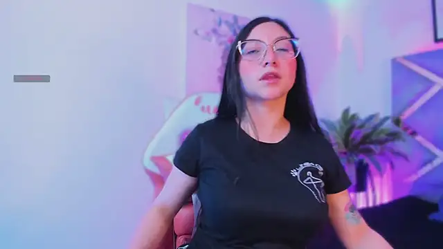 Snapshot of lucy_neil chatting on November 7, 2025, 2:33 am lucy neil online show from November 7, 2025, 2:33 am