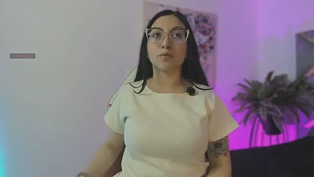 Snapshot of lucy_neil chatting on November 21, 2025, 2:32 am lucy neil online show from November 21, 2025, 2:32 am