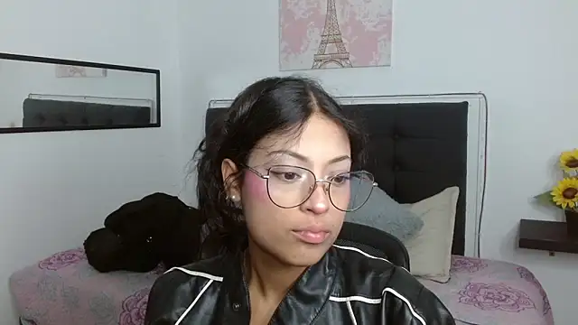 Snapshot of vaness_weet chatting on June 1, 2026, 8:32 pm vaness weet online show from June 1, 2026, 8:32 pm
