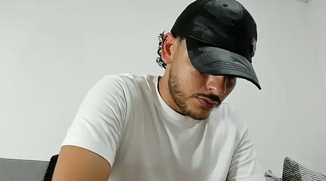 tuyo1995 online show from December 15, 2024, 4:18 am