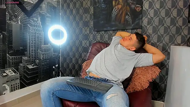 Leonsmoron online show from November 30, 2025, 6:12 pm