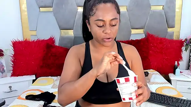 Snapshot of BellaKarla chatting on January 24, 2025, 11:12 pm BellaKarla online show from January 24, 2025, 11:12 pm