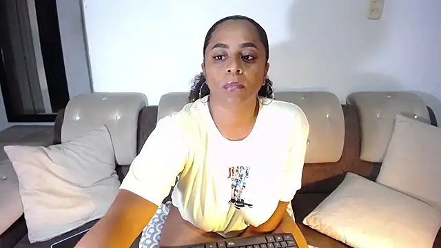 Snapshot of BellaKarla chatting on September 24, 2025, 3:21 am BellaKarla online show from September 24, 2025, 3:21 am