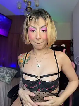 Cinamoonn online show from April 19, 2026, 4:17 pm