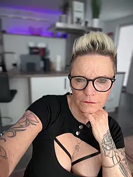 German Milf online show from February 25, 2025, 1:28 pm