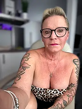 German Milf online show from October 17, 2025, 1:14 pm