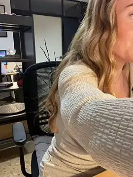 Snapshot of EmaSalis chatting on January 7, 2025, 3:33 pm EmaSalis online show from January 7, 2025, 3:33 pm