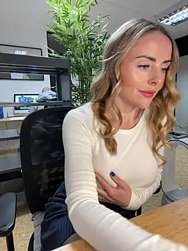 Snapshot of EmaSalis chatting on January 13, 2025, 10:14 am EmaSalis online show from January 13, 2025, 10:14 am