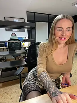 Snapshot of EmaSalis chatting on January 15, 2025, 9:56 am EmaSalis online show from January 15, 2025, 9:56 am