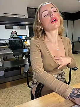 Snapshot of EmaSalis chatting on January 30, 2025, 10:19 am EmaSalis online show from January 30, 2025, 10:19 am