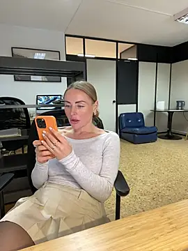 Snapshot of EmaSalis chatting on January 31, 2025, 12:51 pm EmaSalis online show from January 31, 2025, 12:51 pm