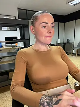 Snapshot of EmaSalis chatting on February 1, 2025, 4:22 pm EmaSalis online show from February 1, 2025, 4:22 pm