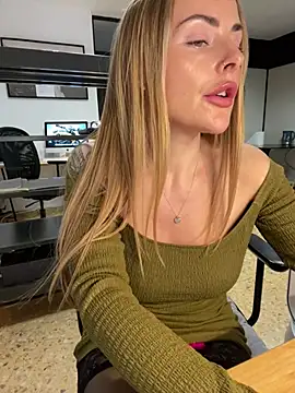 Snapshot of EmaSalis chatting on February 5, 2025, 12:17 pm EmaSalis online show from February 5, 2025, 12:17 pm