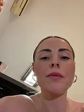 Snapshot of EmaSalis chatting on February 17, 2025, 11:44 am EmaSalis online show from February 17, 2025, 11:44 am