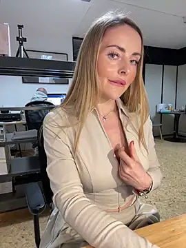 Snapshot of EmaSalis chatting on March 3, 2025, 9:33 am EmaSalis online show from March 3, 2025, 9:33 am