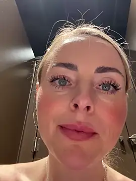 Snapshot of EmaSalis chatting on March 3, 2025, 12:37 pm EmaSalis online show from March 3, 2025, 12:37 pm