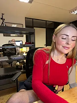 Snapshot of EmaSalis chatting on March 6, 2025, 4:17 pm EmaSalis online show from March 6, 2025, 4:17 pm