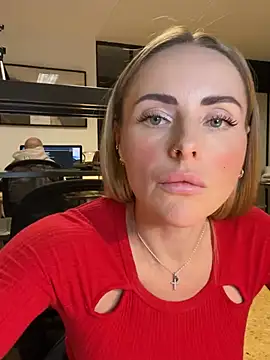 Snapshot of EmaSalis chatting on March 6, 2025, 7:32 pm EmaSalis online show from March 6, 2025, 7:32 pm