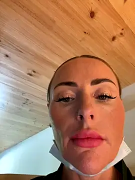 Snapshot of EmaSalis chatting on September 15, 2025, 10:15 am EmaSalis online show from September 15, 2025, 10:15 am