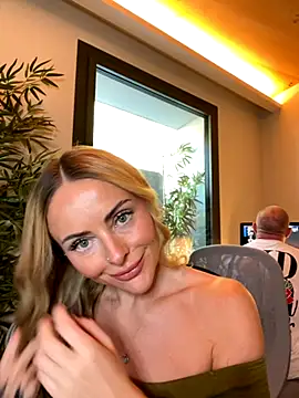 Snapshot of EmaSalis chatting on October 1, 2025, 9:48 am EmaSalis online show from October 1, 2025, 9:48 am