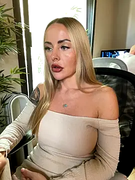 Snapshot of EmaSalis chatting on October 9, 2025, 10:02 am EmaSalis online show from October 9, 2025, 10:02 am