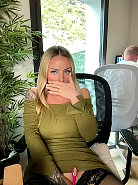 Snapshot of EmaSalis chatting on October 14, 2025, 9:10 am EmaSalis online show from October 14, 2025, 9:10 am