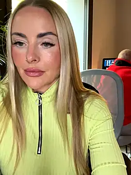 Snapshot of EmaSalis chatting on October 16, 2025, 9:32 am EmaSalis online show from October 16, 2025, 9:32 am