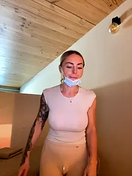 Snapshot of EmaSalis chatting on October 17, 2025, 10:51 am EmaSalis online show from October 17, 2025, 10:51 am