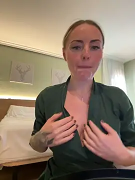 Snapshot of EmaSalis chatting on October 27, 2025, 9:02 am EmaSalis online show from October 27, 2025, 9:02 am