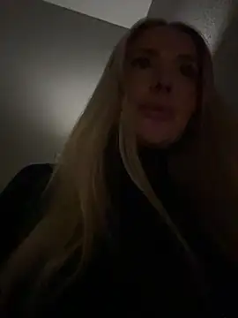 Snapshot of EmaSalis chatting on November 16, 2025, 7:30 pm EmaSalis online show from November 16, 2025, 7:30 pm