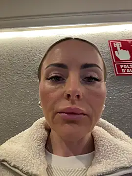 Snapshot of EmaSalis chatting on November 17, 2025, 8:20 am EmaSalis online show from November 17, 2025, 8:20 am