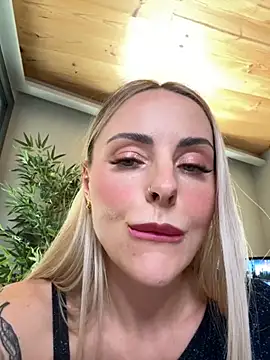 Snapshot of EmaSalis chatting on November 19, 2025, 12:49 pm EmaSalis online show from November 19, 2025, 12:49 pm