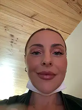 Snapshot of EmaSalis chatting on November 28, 2025, 1:25 pm EmaSalis online show from November 28, 2025, 1:25 pm