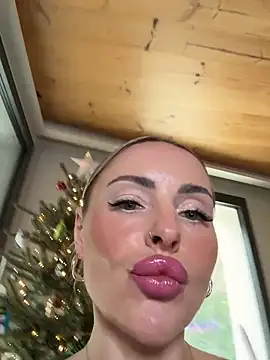 Snapshot of EmaSalis chatting on December 15, 2025, 10:41 am EmaSalis online show from December 15, 2025, 10:41 am