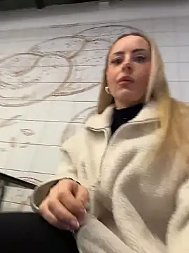 Snapshot of EmaSalis chatting on February 5, 2026, 8:19 am EmaSalis online show from February 5, 2026, 8:19 am