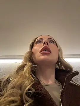 Snapshot of EmaSalis chatting on February 9, 2026, 8:18 am EmaSalis online show from February 9, 2026, 8:18 am