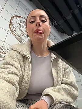 Snapshot of EmaSalis chatting on March 4, 2026, 8:31 am EmaSalis online show from March 4, 2026, 8:31 am