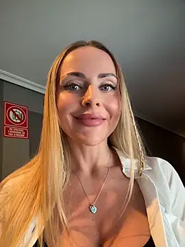 Snapshot of EmaSalis chatting on May 28, 2026, 3:53 pm EmaSalis online show from May 28, 2026, 3:53 pm