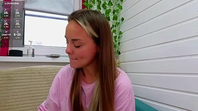 Snapshot of Misss_Vikk chatting on October 19, 2025, 6:47 am Misss Vikk online show from October 19, 2025, 6:47 am