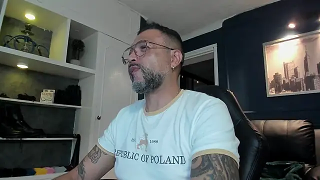 Snapshot of MrFrank_tattoo chatting on June 16, 2026, 12:57 am MrFrank tattoo online show from June 16, 2026, 12:57 am