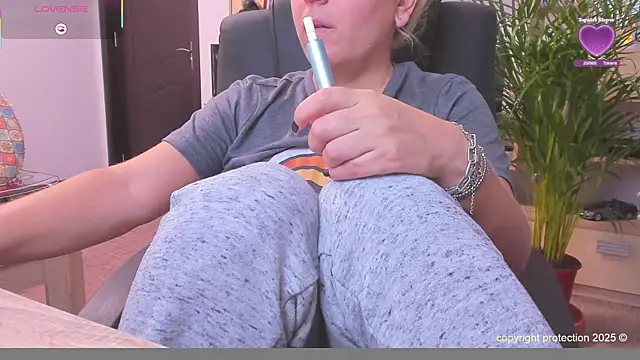 Snapshot of SquirtKitten chatting on October 7, 2025, 11:18 am SquirtKitten online show from October 7, 2025, 11:18 am