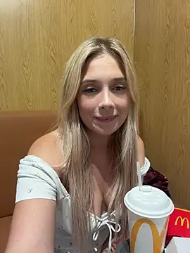 Snapshot of CherryAuroraa chatting on July 12, 2026, 9:39 pm CherryAuroraa online show from July 12, 2026, 9:39 pm