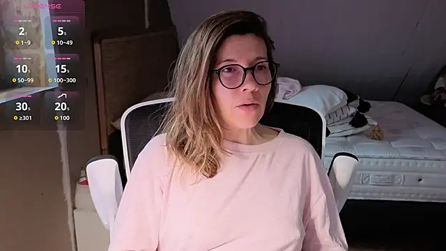 Lina lou4 online show from February 10, 2026, 4:33 pm